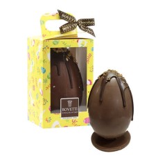 Huevo gourmet elaborado con chocolate negro y con leche y trozos de avellana del Piamonte.