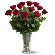Una docena de rosas en un jarrón de cristal