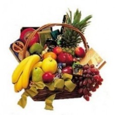 Cesta de frutas de temporada, galletas, quesos, chocolates y vino
