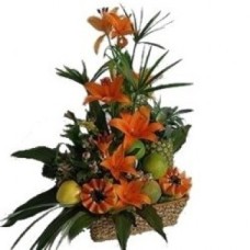 Arreglo de flores y frutas