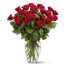Dos docenas de rosas en un jarrón de cristal