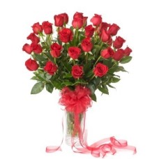 Tres docenas de rosas en un jarrón de cristal