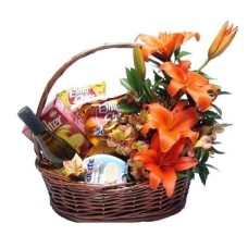 Cesta gourmet con lirios