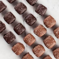 Caja combinada de caramelos de chocolate con sal marina