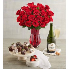 Deliciosamente decadente: Rosas rojas, fresas y vino (24 rosas rojas, 12 fresas rociadas con sirope y vino rosado).