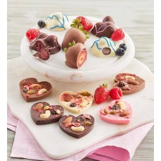 Surtido de frutas bañadas en chocolate belga y mendiants en forma de corazón