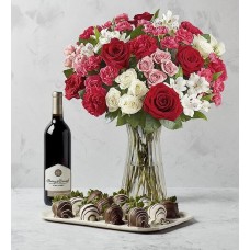 Deliciosamente decadente ramo de amor precioso, fresas y vino.