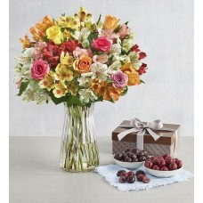Cerezas cubiertas de chocolate con rosas y lirios peruanos surtidos.