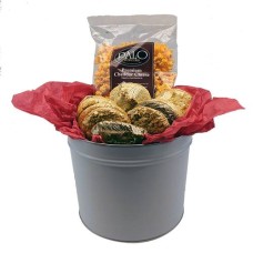 Lata de galletas de palomitas de maíz con queso cheddar