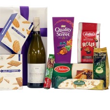 Vino blanco francés con obsequios empacados como regalo
