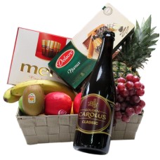 Cesta de frutas con galletas belgas, cerveza y chocolate.