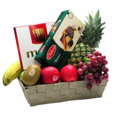 Cesta De Frutas Con Galletas Belgas Y Chocolate