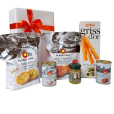 Paquete regalo con snacks italianos y españoles.