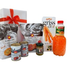 Paquete regalo con snacks italianos y españoles y zumo de frutas.