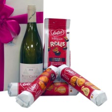 Vino blanco francés con delicias belgas empaquetado como regalo