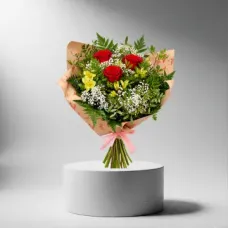 Alstroemeria con rosas