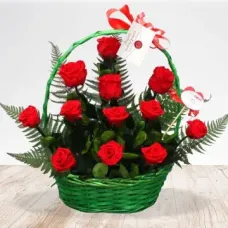 Cesta de 12 Rosas Eternas
