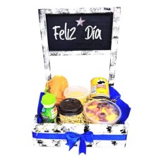 Hermoso desayuno sobre base de madera.