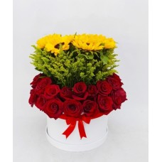 Arreglo floral con rosas y girasoles.
