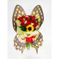 Hermoso ramo de mariposas con rosas y girasoles.