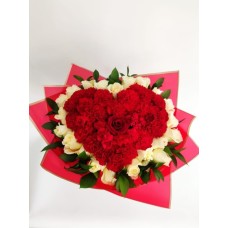 Hermoso ramo de rosas y claveles.