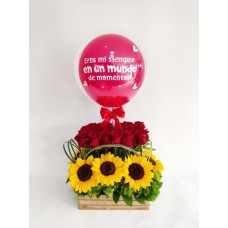 Arreglo floral en caja de madera con rosas, girasoles.