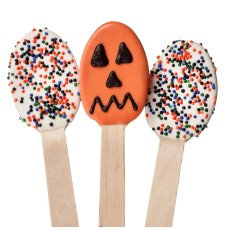 Calabaza de Halloween y chispas de colores, cucharas de chocolate para mezclar