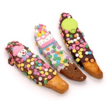 Biscotti de cumpleaños bañados en chocolate y decorados