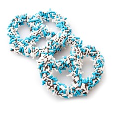 Pretzels azules cubiertos de chocolate para Hanukkah con chispas de colores - 96 unidades