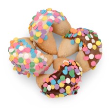 Galletas de la fortuna con confeti festivo