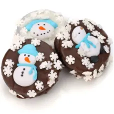 Oreos de chocolate bañados y decorados de la edición de invierno, envueltos individualmente