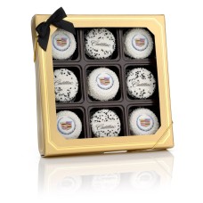 Caja dorada con ventana que contiene 9 galletas tipo sándwich con logo/foto.