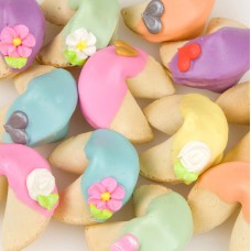 Galletas de la fortuna en tonos pastel: corazones y flores.