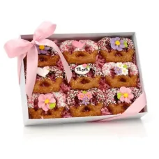 Twists de pretzel con salsa de chocolate del día de la madre, caja de regalo con vista clara de 9