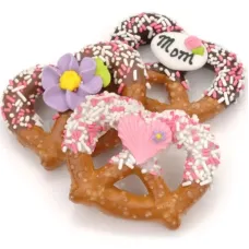 Giros de chocolate y caramelo con pretzel de día de la madre, envueltos individualmente