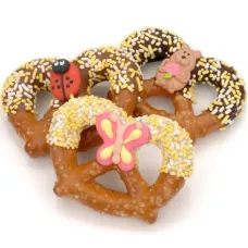 Giros de pretzel de chocolate y caramelo de primavera, envueltos individualmente