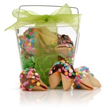 Saca un cubo con 6 galletas de la fortuna clásicas con confeti.