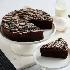 Pastel de brownie con galletas y crema