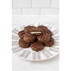 Caja de regalo con 12 galletas sándwich bañadas en chocolate, elaboradas artesanalmente.