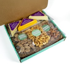 Caja de quesos y frutos secos exclusivos: maridajes gourmet para embutidos y vino.