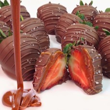 Fresas cubiertas de caramelo de mar y chocolate con leche