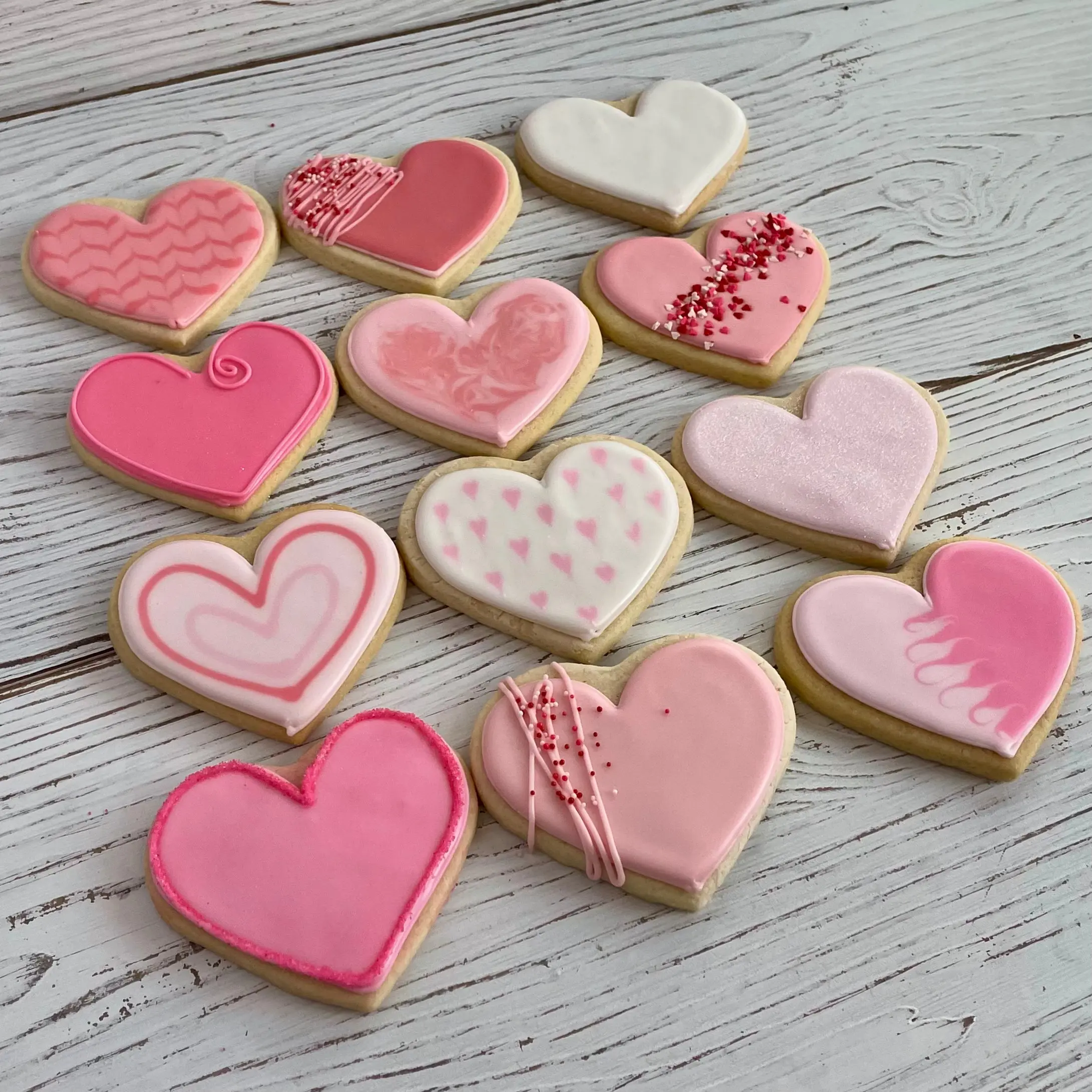 Surtido de galletas con forma de corazones rosas