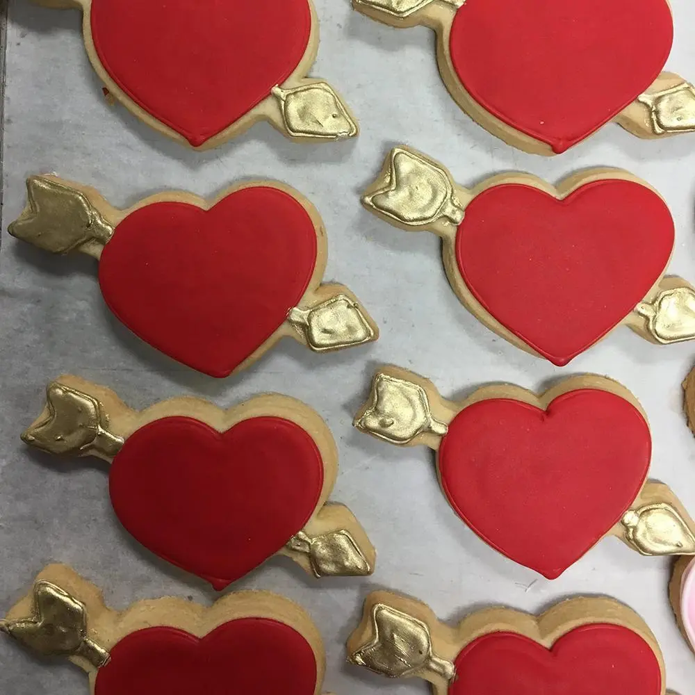 Galletas de azúcar con forma de corazón rojo y dorado