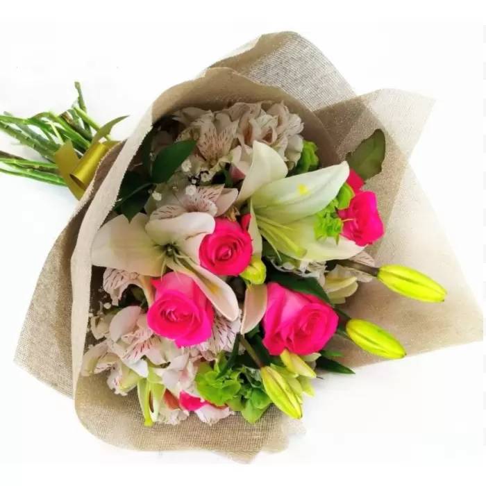 lirios y rosas