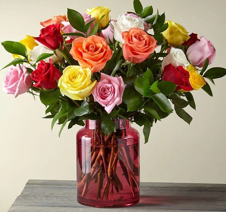 Dos docenas de rosas variadas con jarrón color rosa pálido