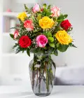 12 rosas surtidas en jarrón