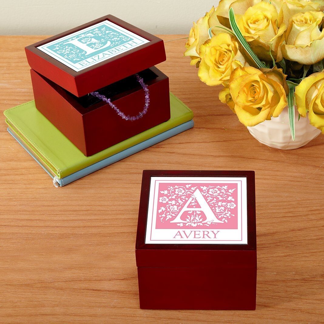 Caja de recuerdos con mosaicos con iniciales florales
