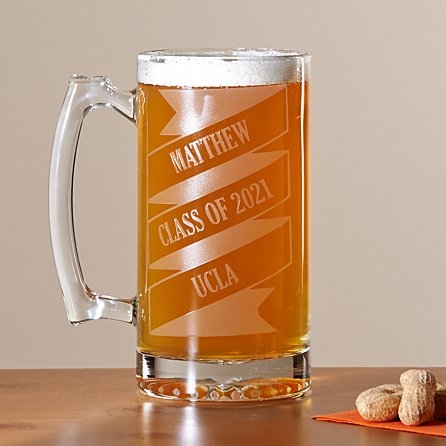 Taza de cerveza de gran tamaño con banner de celebración