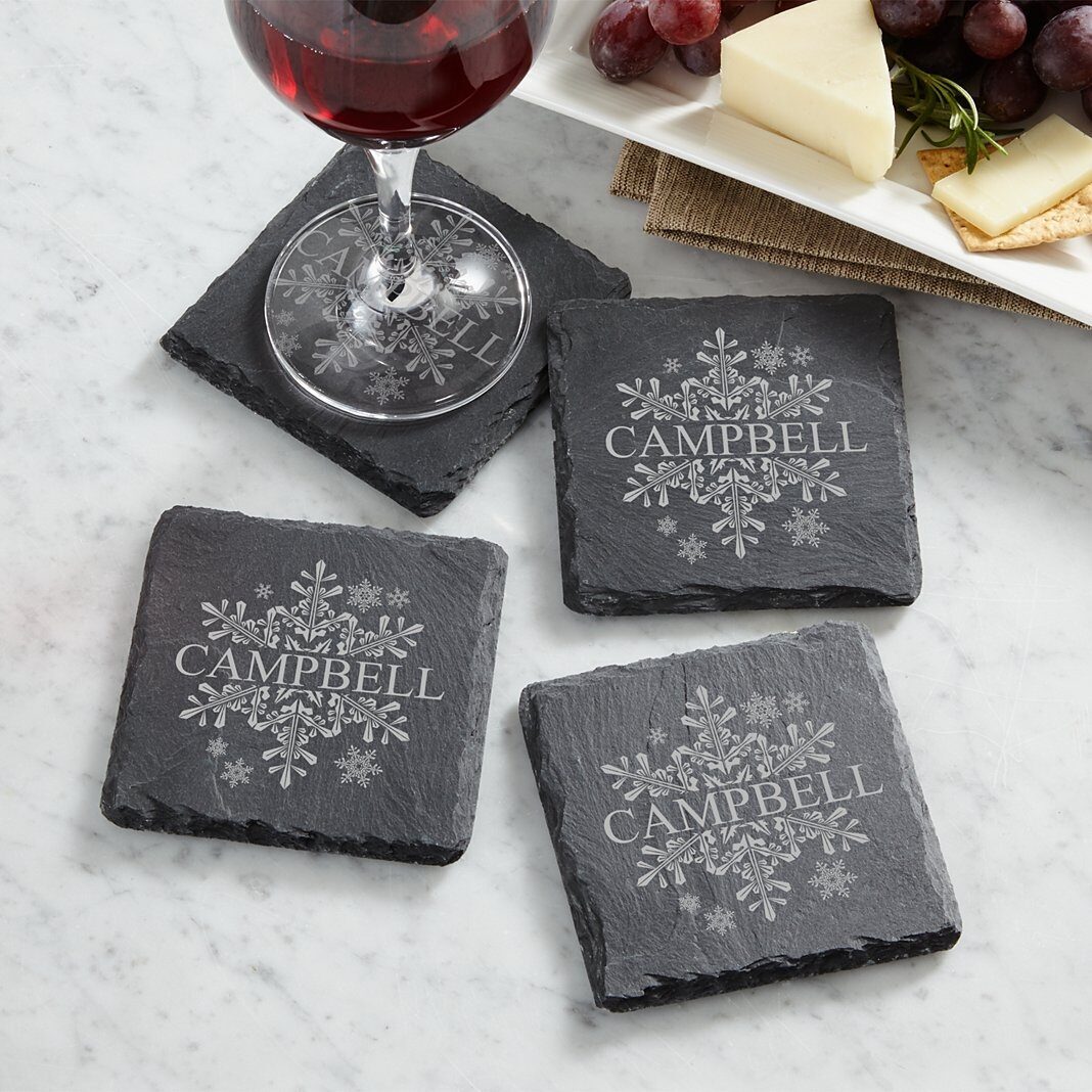 Posavasos de pizarra con elegantes copos de nieve