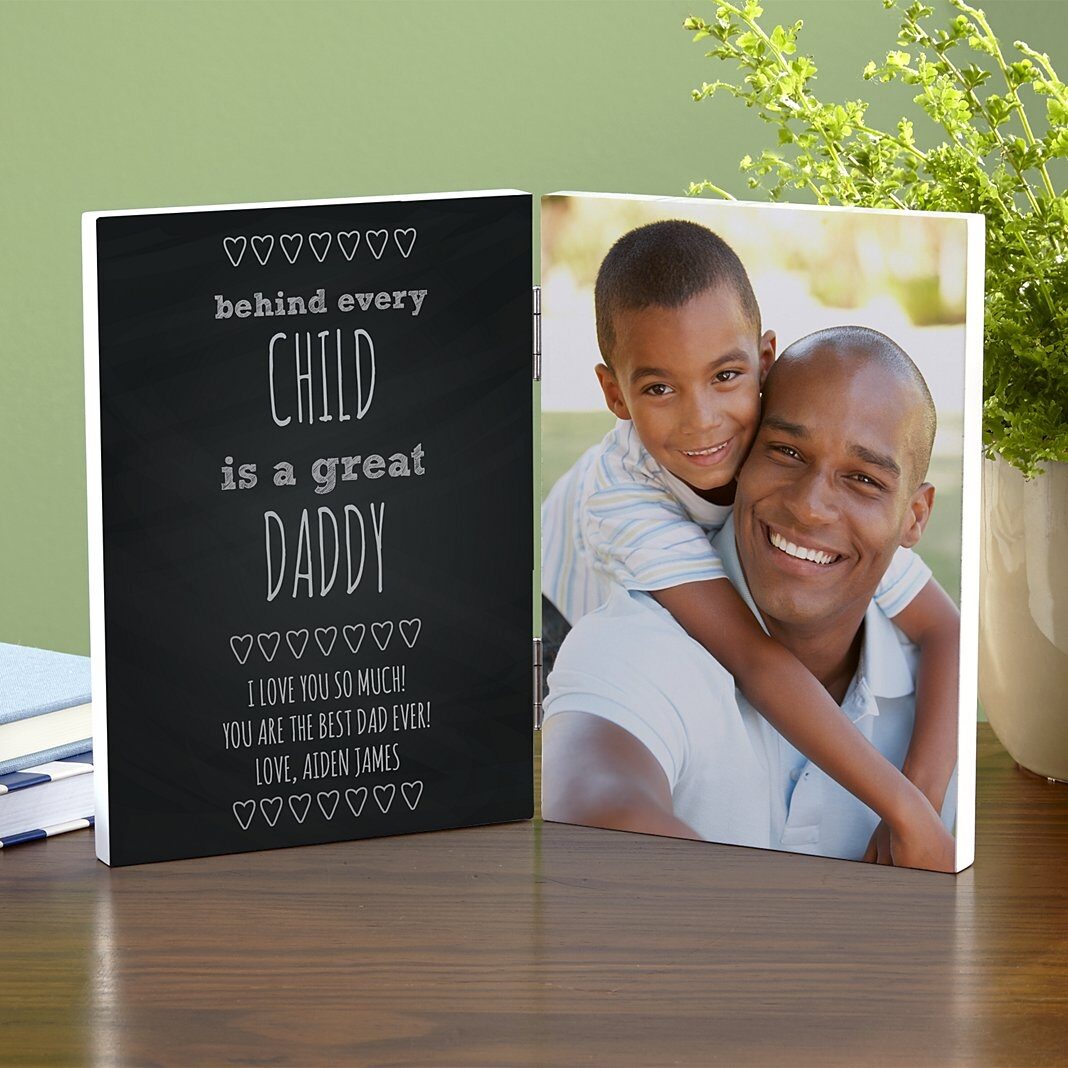 Detrás de cada panel de fotos para niños